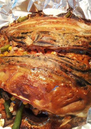 Скумбрія запечена з овочами