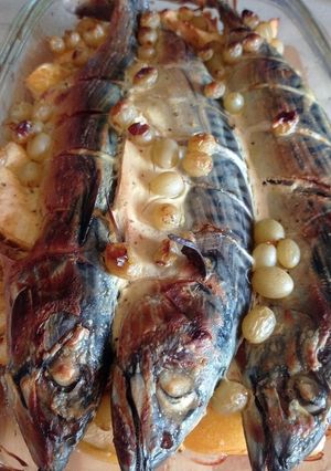 Скумбрія запечена з айвою і виноградом