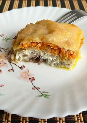 Скумбрія під овочами та сиром