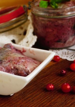 Скумбрія маринована з журавлиною