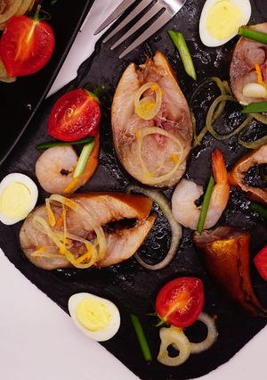 Скумбрія копчена в цибулинні з вудженою сіллю