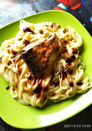 Скумбрія теріякі з яєчною локшиною