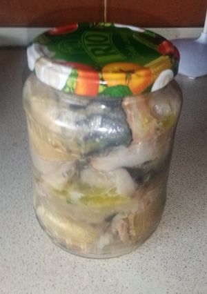 Скумбрія маринована в пляшці