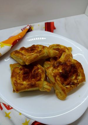 Слойки с творожным сыром и лососем