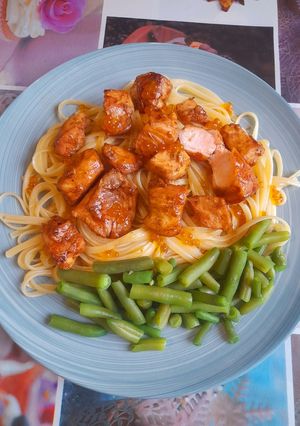 Смажений лосось унагі з лінгвіні та бланшованою спаржевою квасолею