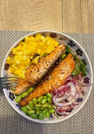 Смажений лосось з манго