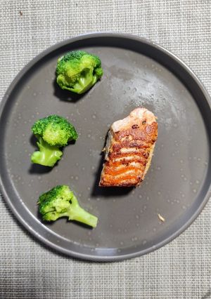 Смажений лосось з броколі