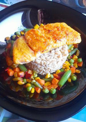 Смажений лосось з овочами та вівсяним рисом