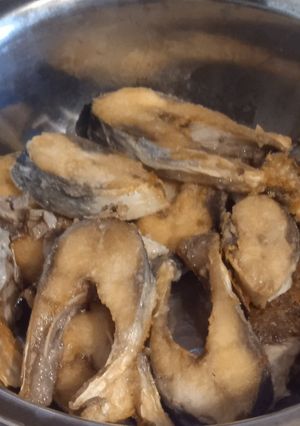 Смажений оселедець в борошні на пательні