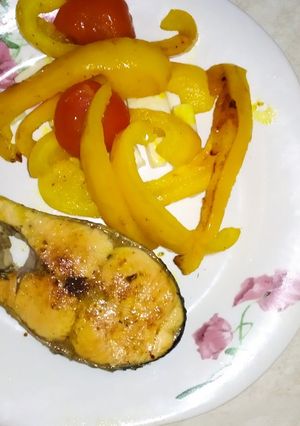 Смажений лосось з перцем та помідором