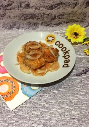 Смажений хек в кисло- солодкому маринаді з цибулею