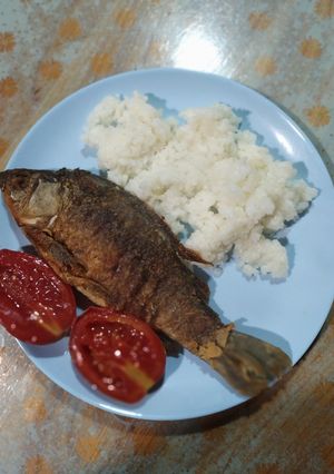 Смажені цілі карасі