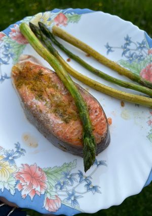 Стейк лосося зі спаржею