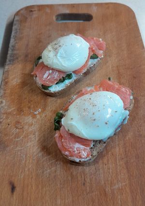 Смачний сніданок. Червона рибка і яйця пашот