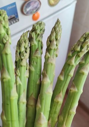 Спаржа, запечена із лососем