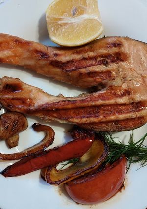 Стейк лосося на грилі з овочами