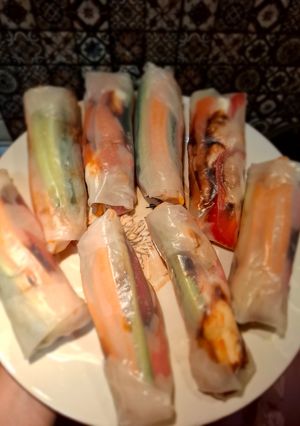 Спрінгроли з лососем та свіжими овочами