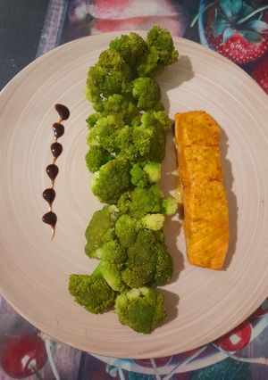 Стейк лосося на сковороде с бланшированными брокколи