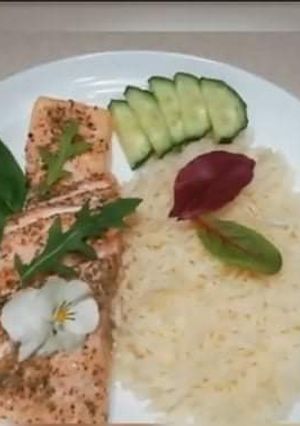 Стейк из лосося с рисом