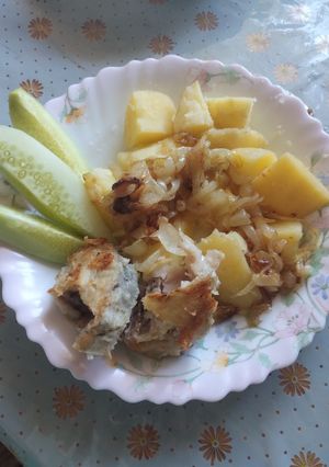 Смачна вечеря зі смаженим хеком, вареною картоплею і смаженою цибулею