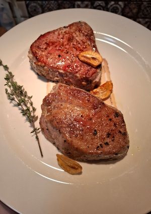 Стейк з тунця із часником та тим'яном