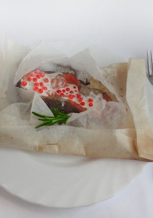 Стейки з лосося з вершково-ікорним соусом