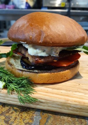 Супер бургер с скумбрией и овощами