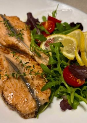 Стейки з лосося смажений