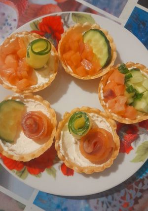 Тарталетки з фореллю, огірком та сиром