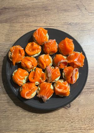 Тарталетки з червоною рибою та авокадо