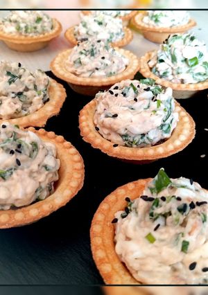 Тарталетки з тунцем, плавленим сиром, яйцем, зеленою цибулею і листям салату