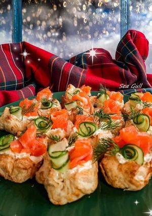 Тарталетки з листкового тіста з червоною рибою