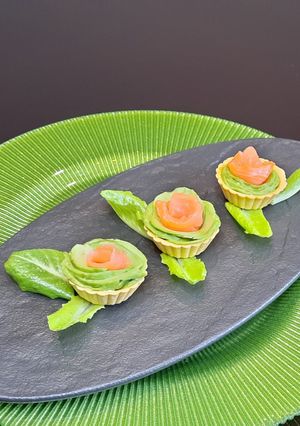 Тарталетки з крем-сиром, авокадо та червоною рибою