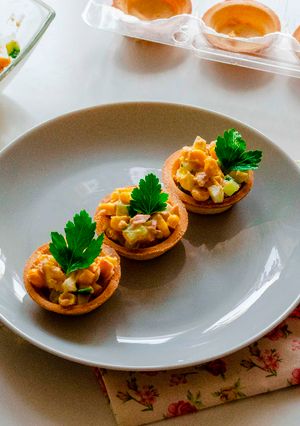 Тарталетки з консервованим тунцем