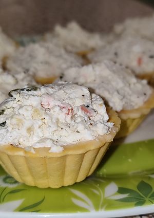 Тарталетки з творогом і червоною рибою