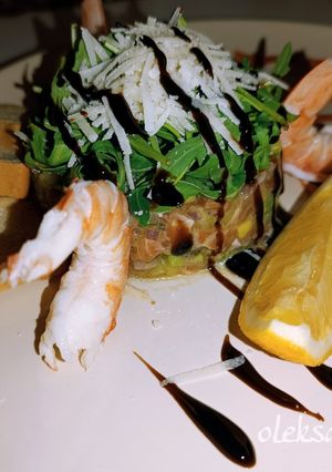 Тартар з лососем, креветками та руколою