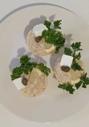 Тарталетки з тунцем, яйцями та фетою