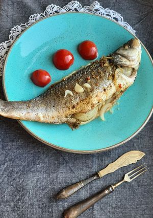 Сібас з білою цибулею в духовці