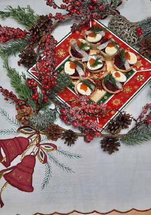 Тарталетки з буряковим кремом, оселедцем та ікрою