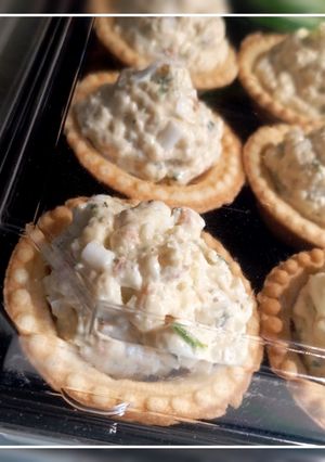 Тарталетки з тунцем, плавленим сиром, яйцем і соусом песто з зеленої цибулі