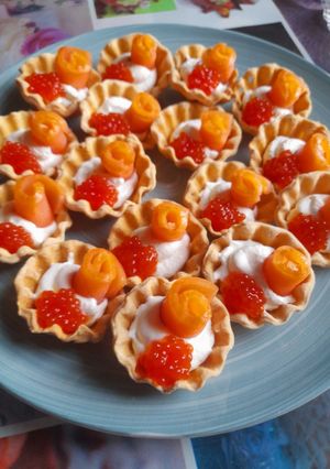 Тарталетки з ікрою та лососем