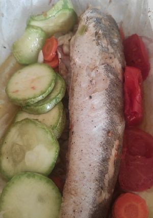 Тушка хека з овочами запечені в духовці