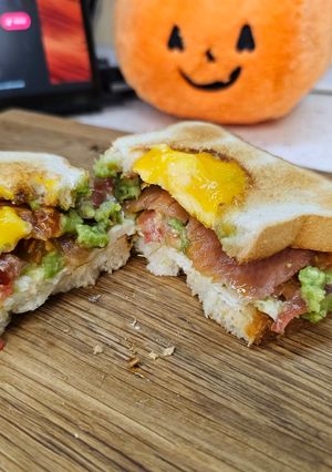 Тост на сніданок з горбушею і яйцем