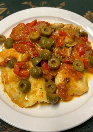 Тріска з овочами та оливками