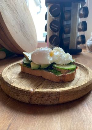 Тост з лососем і яйцем Пашот на сніданок