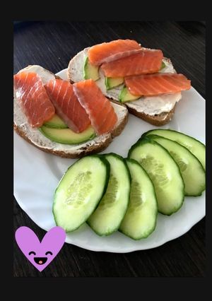 Тости з авокадо та червоною рибою