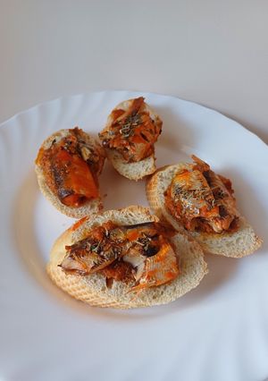 Теплі тости з сардиною та томатним песто