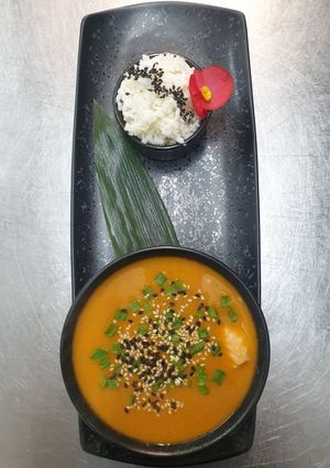 Том ям на кокосовом молоке с креветками и лососем