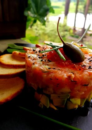 Тартар з лосося та авокадо