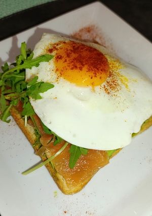 Тост з лососем та смаженим яйцем